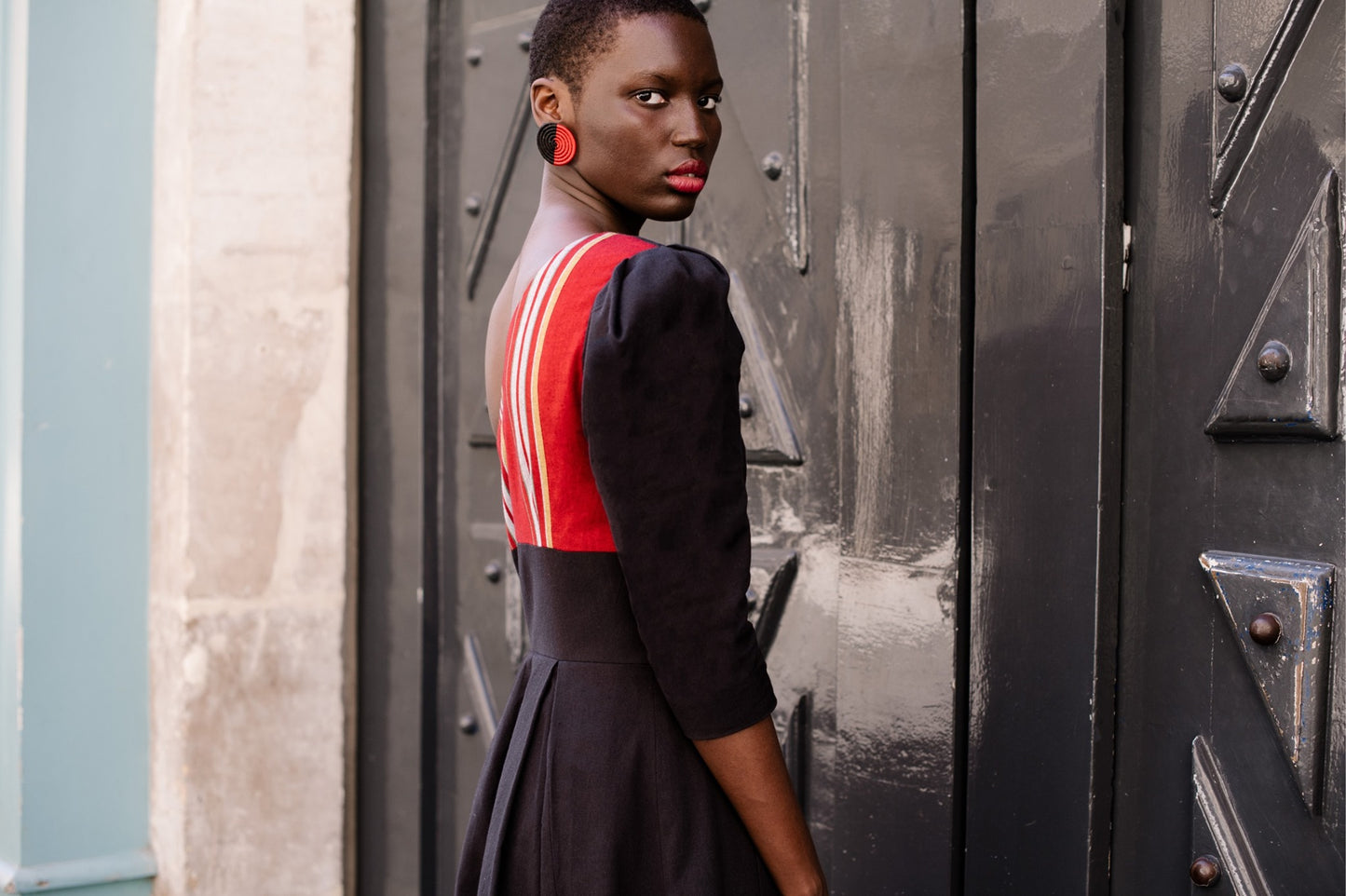Jioni, the black dress