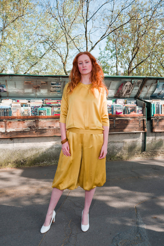 Lera, a golden top and its over knee length pants